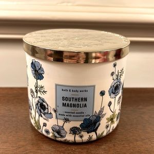 Bath & Body Works Southern Magnolia 3 wick scented 14.5 oz candle Blue & White
